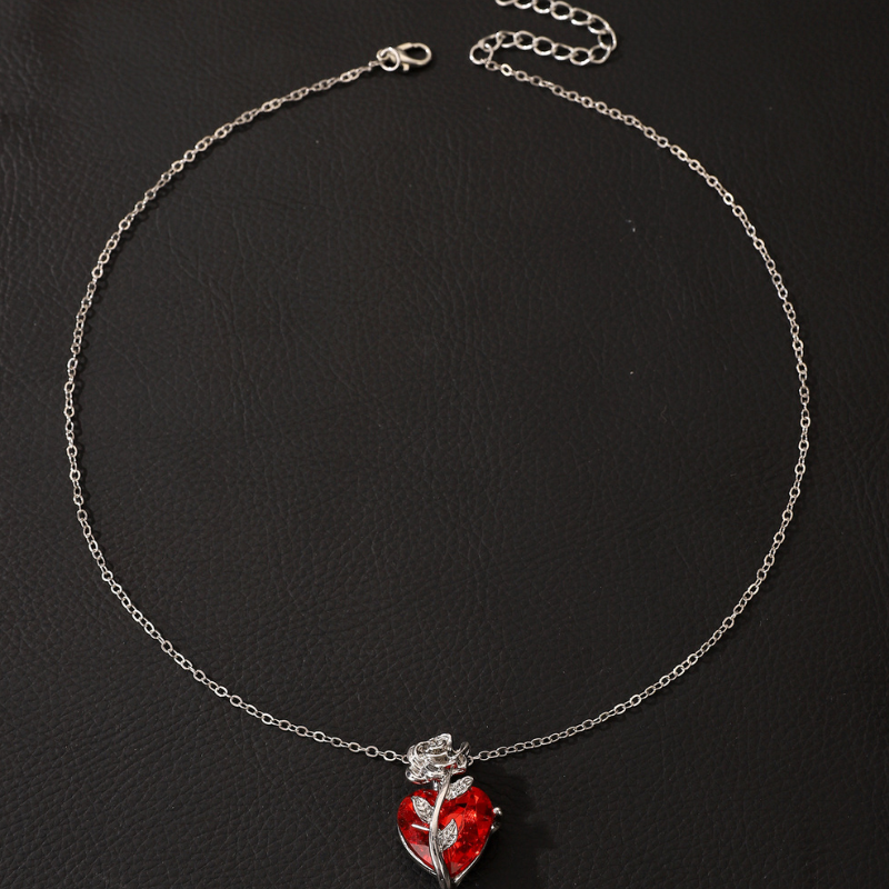 European and American-inspired dark gothic rose necklace