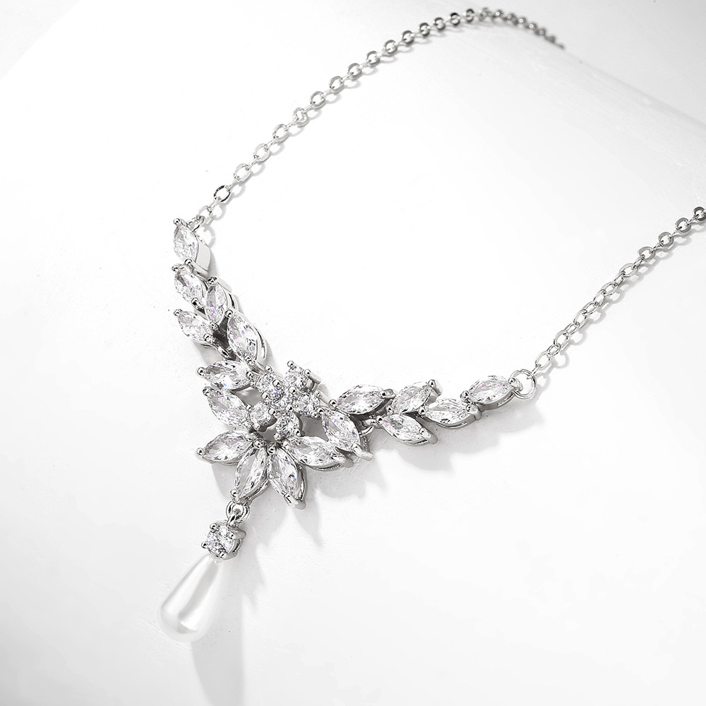 Elegant Pearl Pendant Necklace with Vintage Leaf and Zircon Design